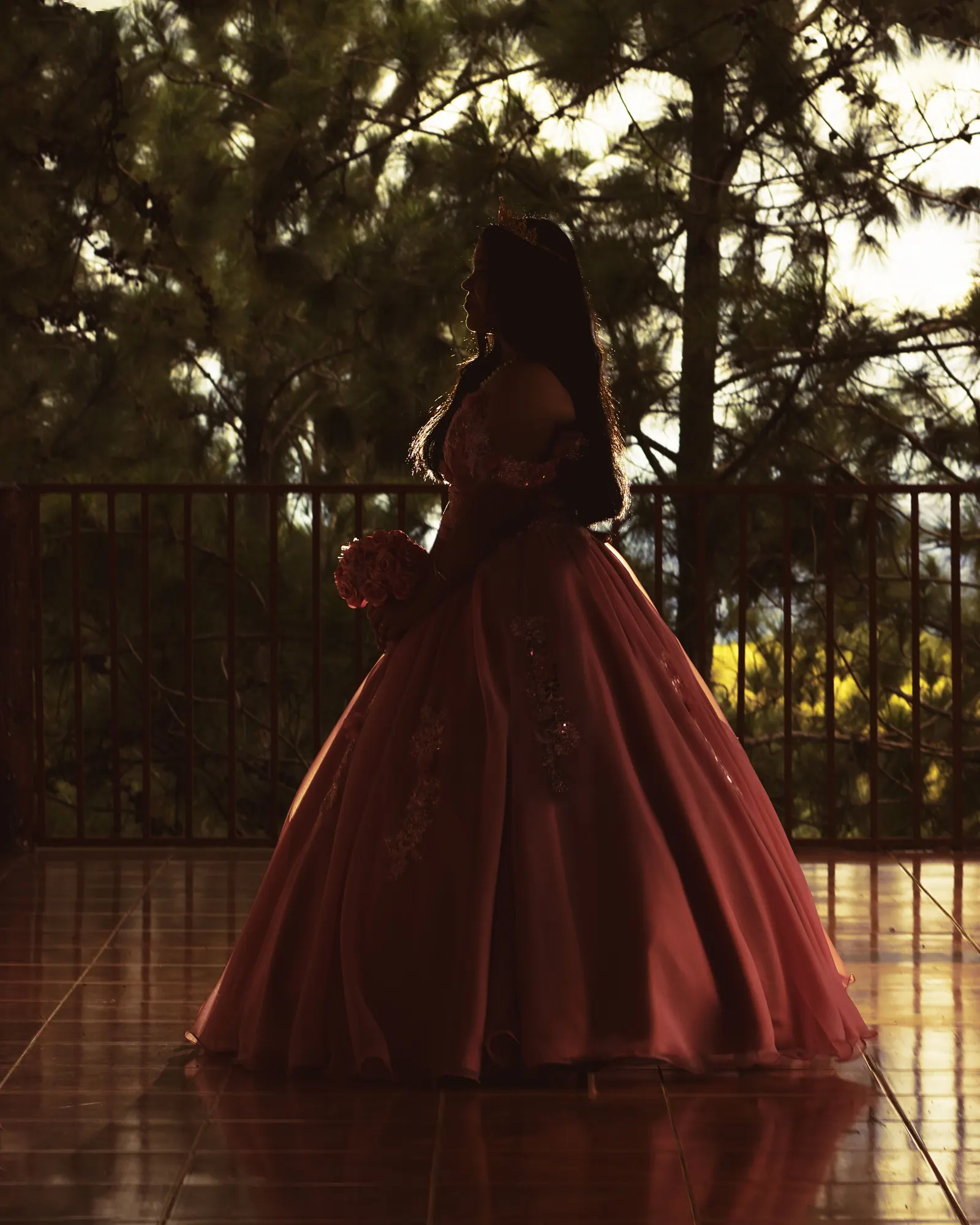 Silueta de una joven con vestido de gala al atardecer